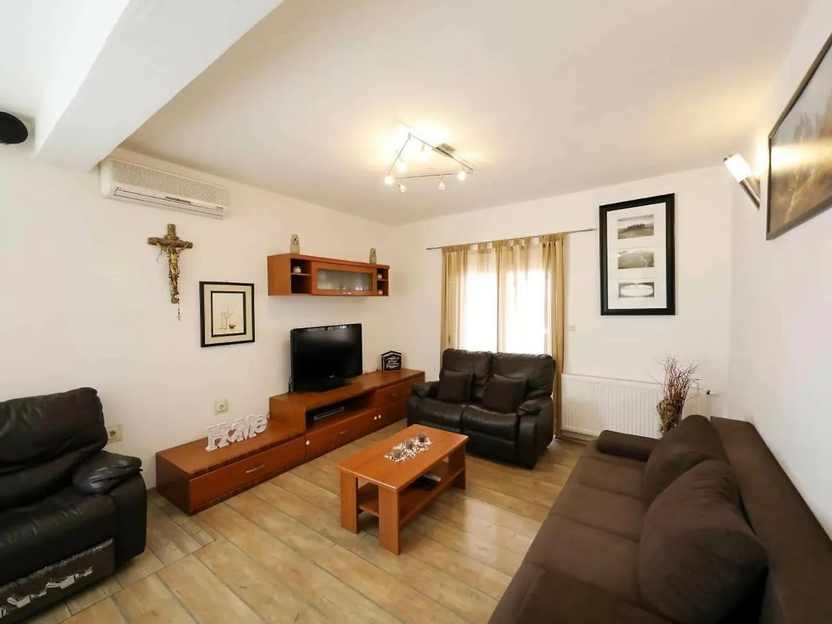 Charming Villa In Poli Nik With Swimming Pool Policnik