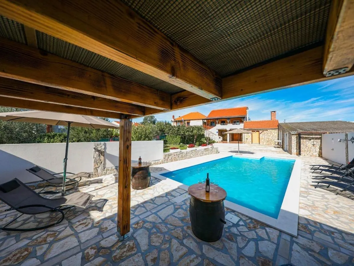 Charming Villa In Poli Nik With Swimming Pool Policnik 0*,