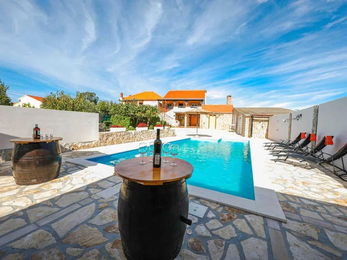 Charming Villa In Poli Nik With Swimming Pool Policnik