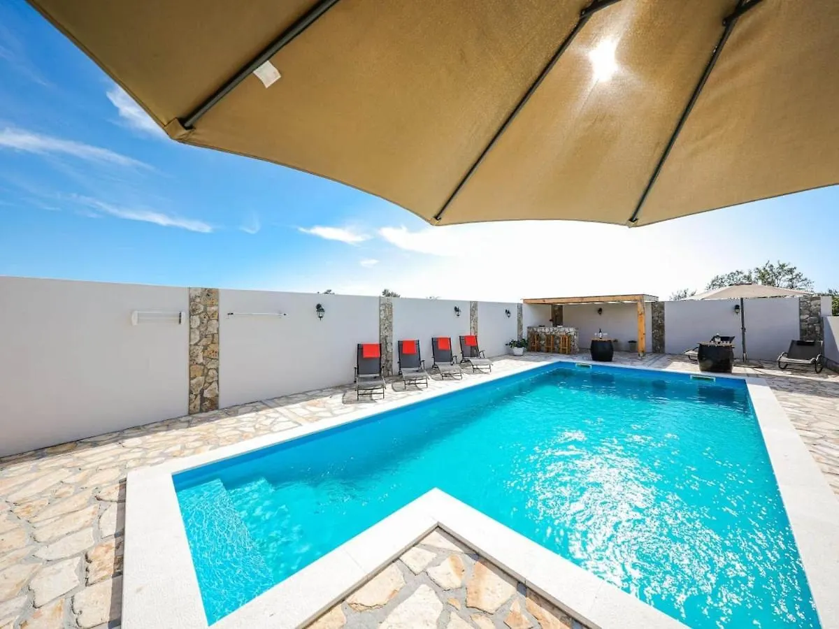 Charming Villa In Poli Nik With Swimming Pool Policnik